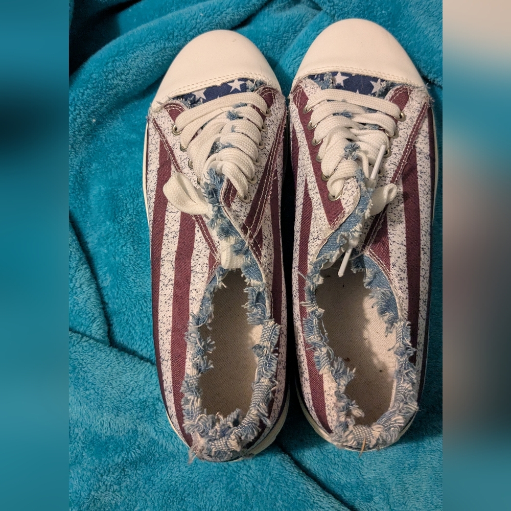 Stylish Women's Sneakers with Red and Blue Stripes